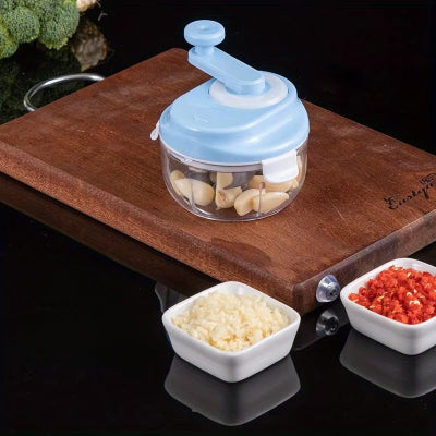 Mini hachoir mignon chef sur comptoir avec bol