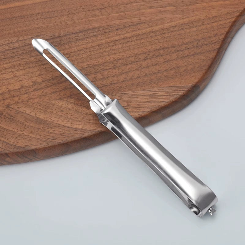 eplucheur droit acier inoxydable sur comptoir cuisine