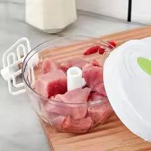 mini hachoir pour viande avec porc cubes dans hachoir