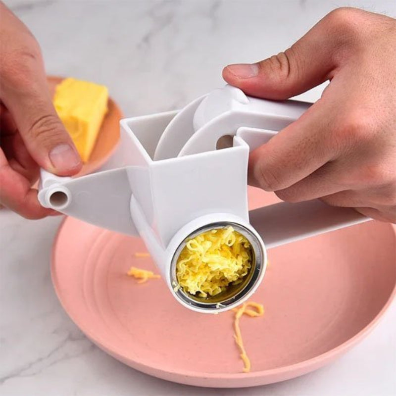 râpe fromage multifonction râpant fromage dans assiette