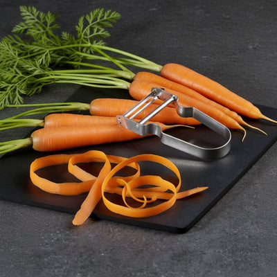 eplucheur carotte sur comptoir avec carottes éplucher
