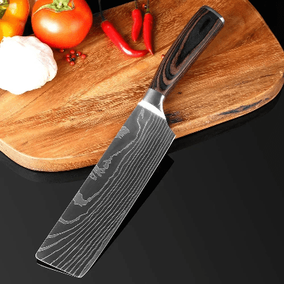 Couteau de cuisine avec planche decouper et legumes