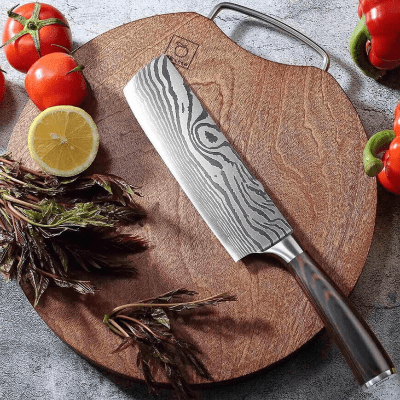 Couteau de cuisine carre sur planche decouper ronde