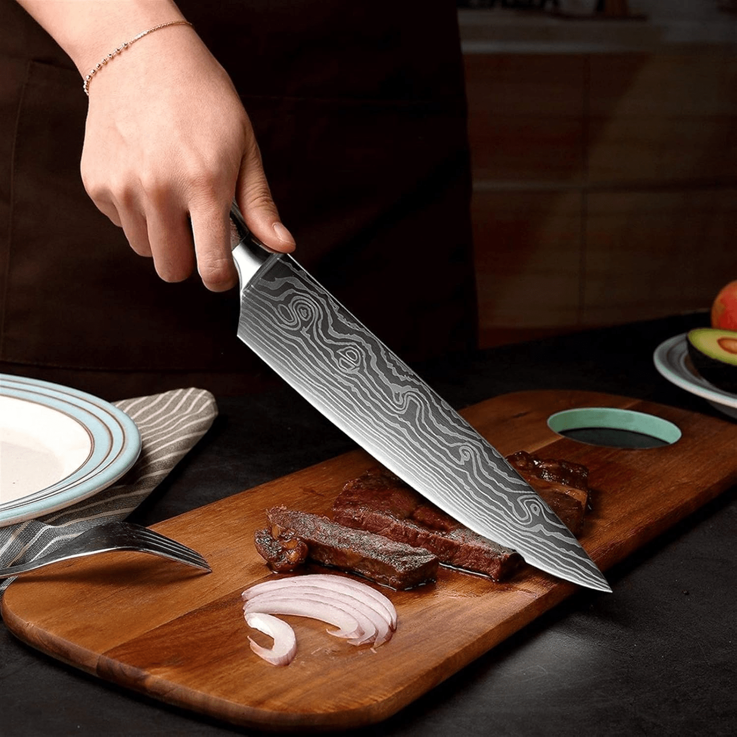 Couteau de cuisine du chef coupant steak sur planche decouper