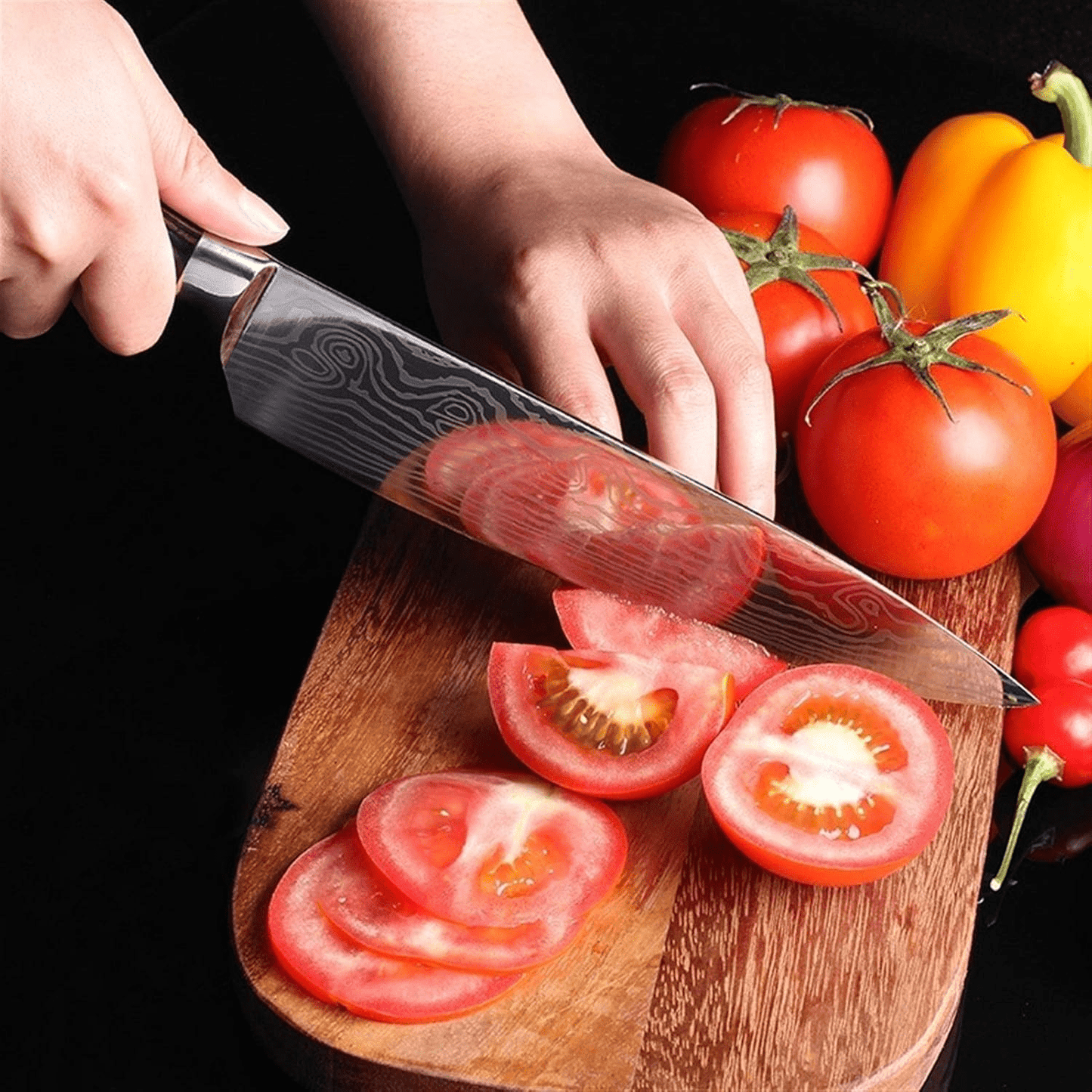 Couteau de cuisine du chef sur planche decouper tranchant tomates