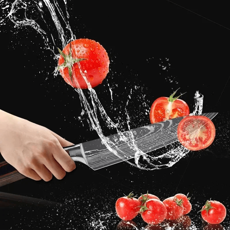 Couteau de cuisine du chef tranchant tomate avec eclaboussure eau