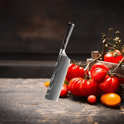 Couteau de cuisine carré debout sur table avec tomates