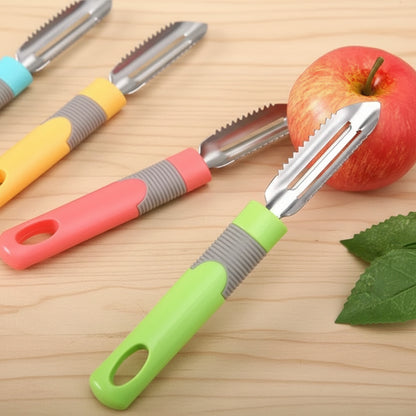 Epluche carotte éplucheur sur comptoir cuisine avec pomme