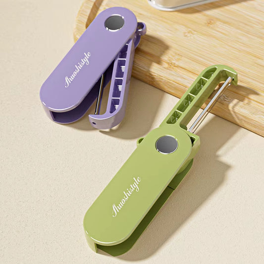 Épluche carotte pliable sur comptoir cuisine