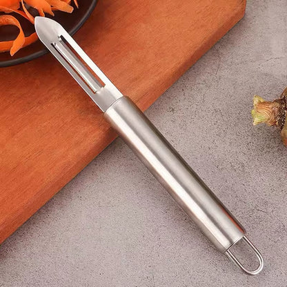 Eplucheur avec pelure carotte dans assiette