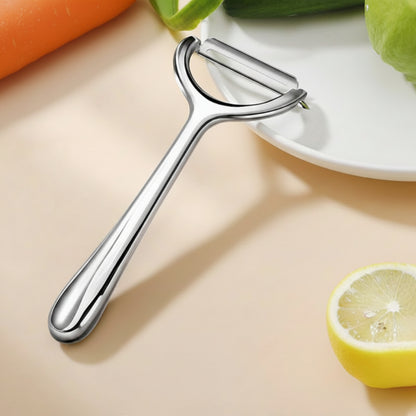Eplucheur carotte sur assiette avec carotte