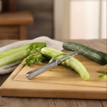 Eplucheur concombre sur planche decouper bois
