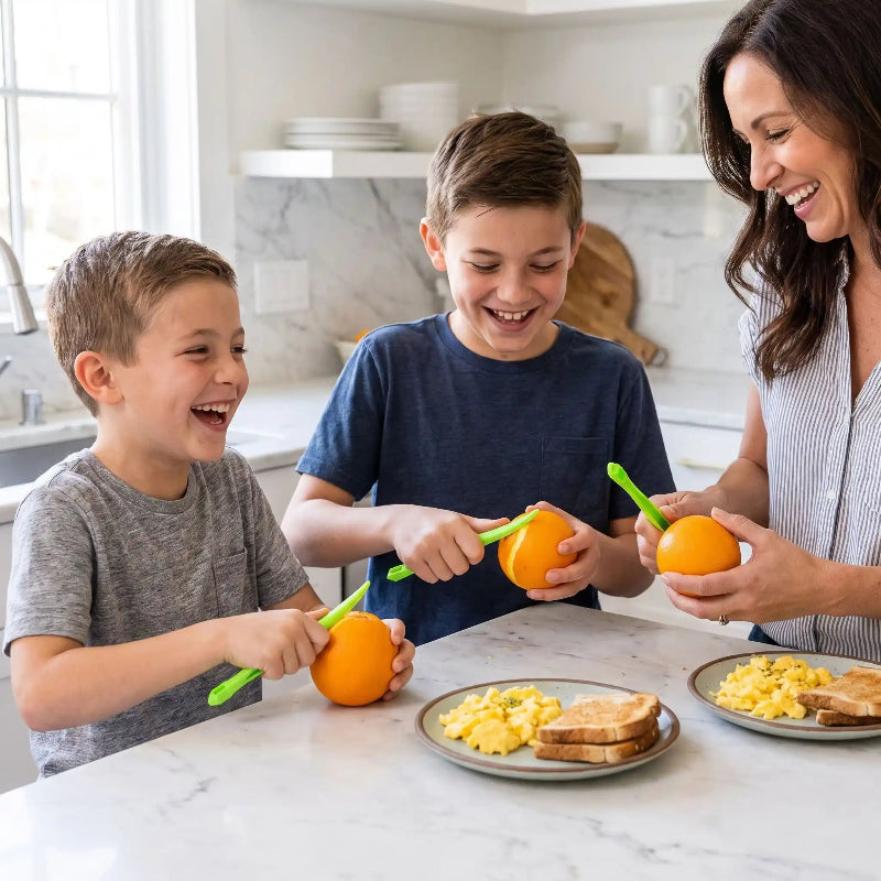 Eplucheur famille épluchant leur orange en riant