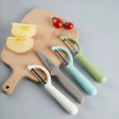 Éplucheur légumes magique sur planche découper avec pomme-