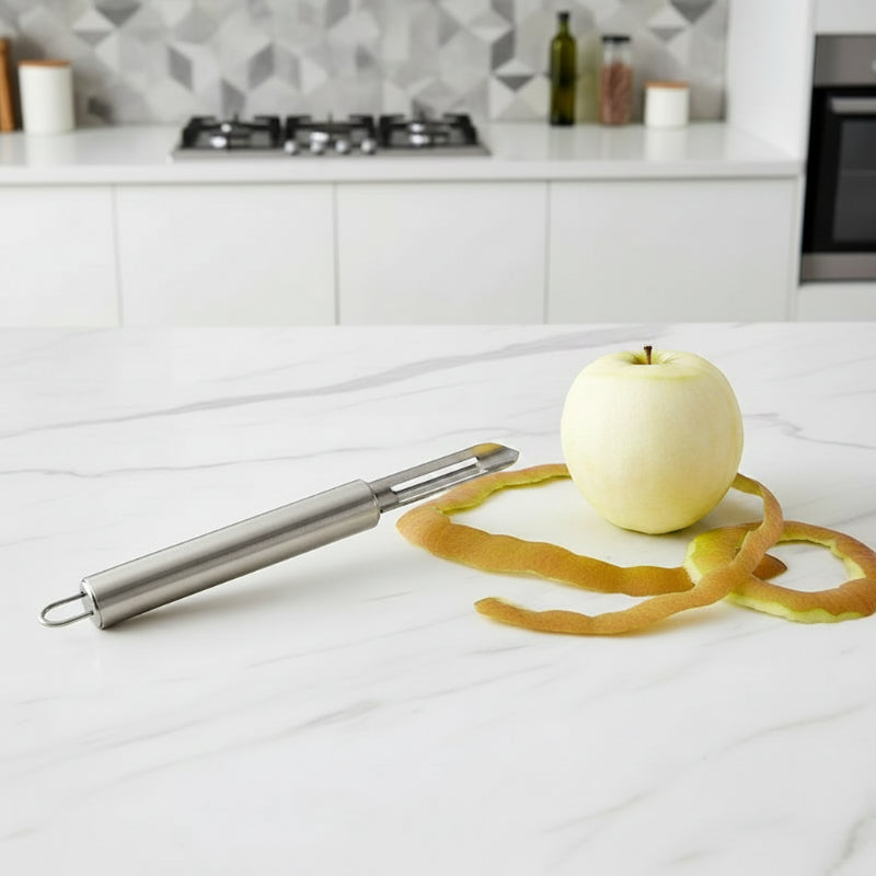 Eplucheur sur comptoir avec pomme et pelure