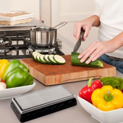 Pierre à aiguiser Diamantée sur comptoir avec planche légume