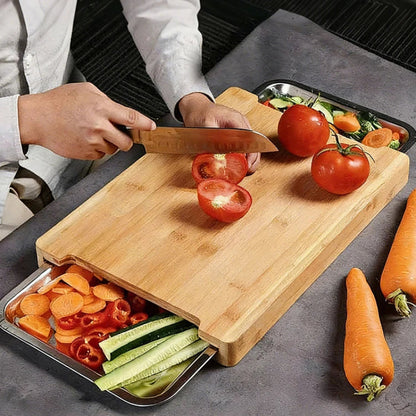Planche à découper bambou homme tranchant tomate
