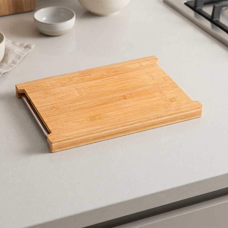 Planche à découper bambou sur comptoir cuisine