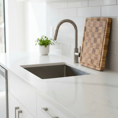 Planche a decouper damier ranger près lavabo