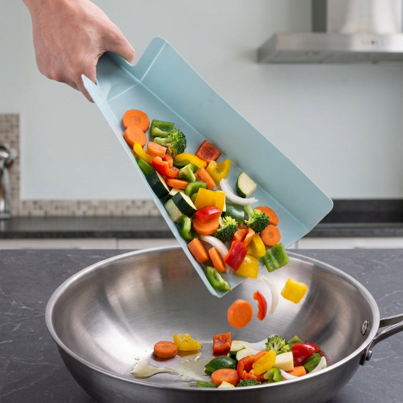 Planche à découper plastique glisser légumes dans casserole