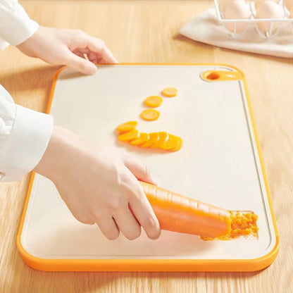 Planche à découper plastique râper carotte sur mini râpe intégrée