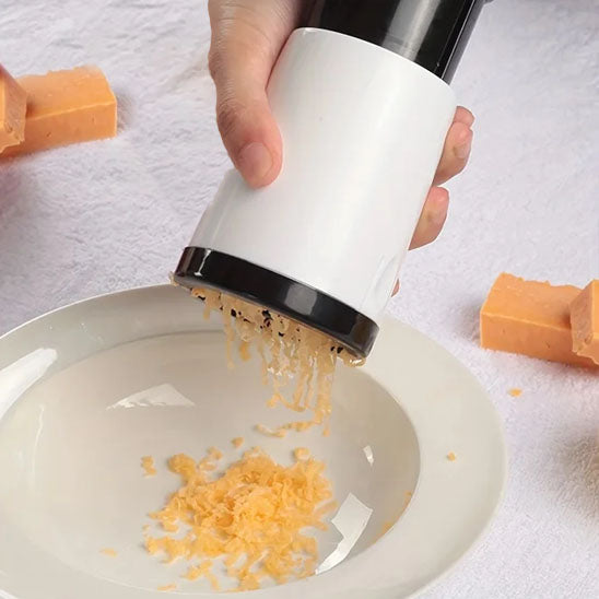 Rape fromage petite main rapant fromage dans assiette