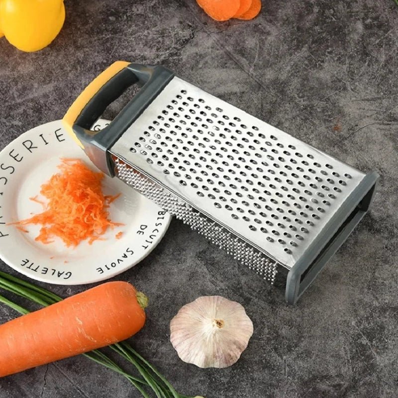 Râpe manuelle carottes râper finement dans assiette