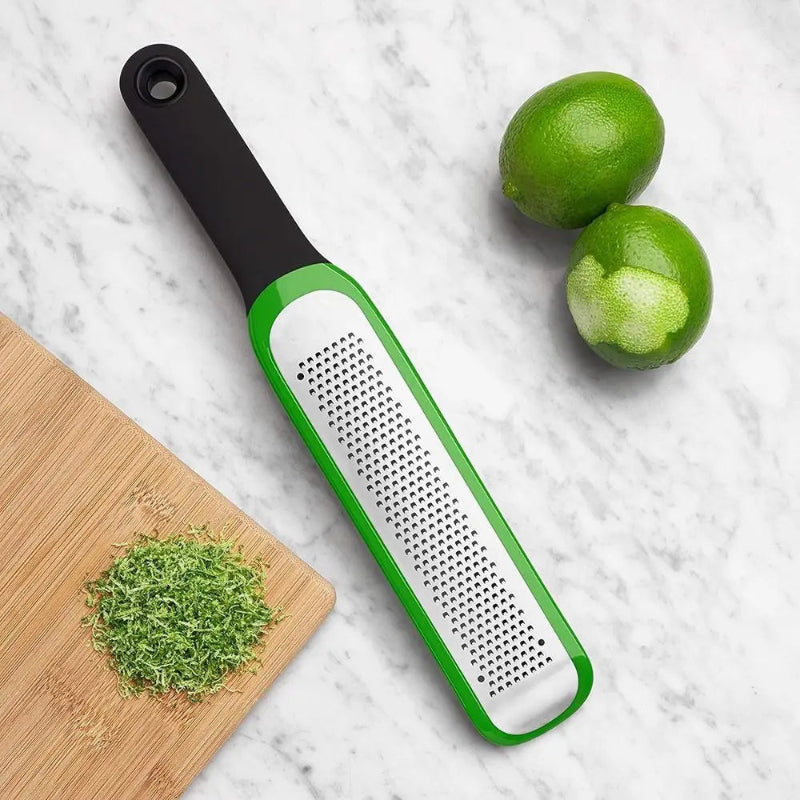Zesteur sur comptoir de cuisine avec lime
