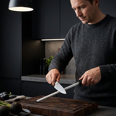 Aiguiseurs de couteaux homme affûte rapidement son couteau