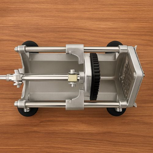 coupe frite sur comptoir de la cuisine vue de haut