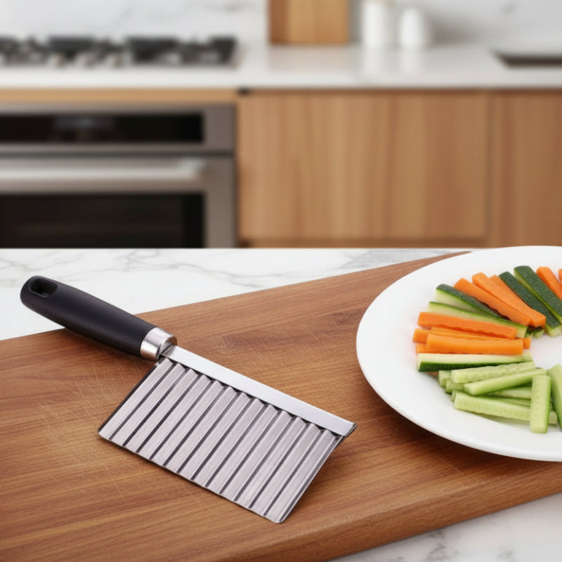 coupe frites sur planche découper avec assiette légumes