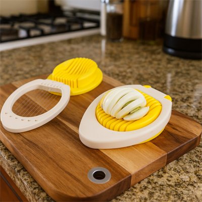 Coupe oeuf coque oeuf en rondelle sur planche à découper