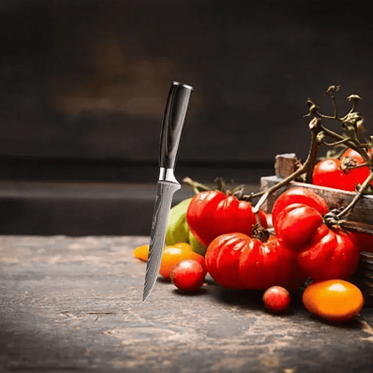 couteau cuisine Damas debout avec tomates