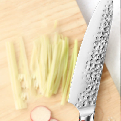 couteau de cuisine coupant efficacement célerie