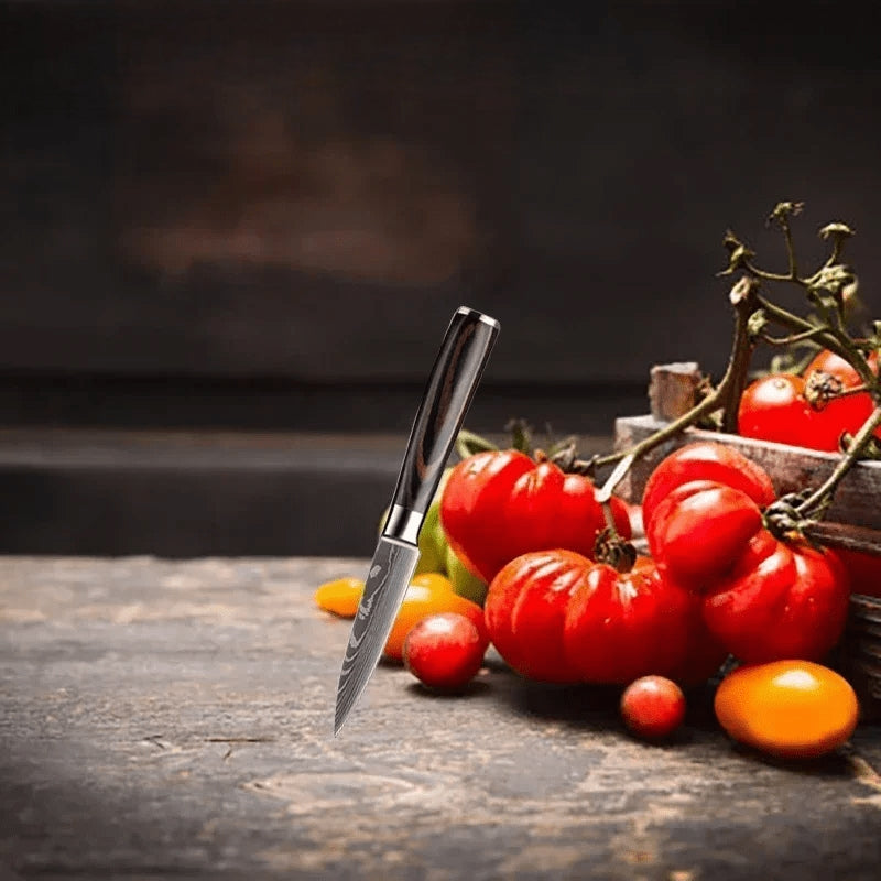 couteau d'office noble lame tranchante épluchant pomme jaune délicatement