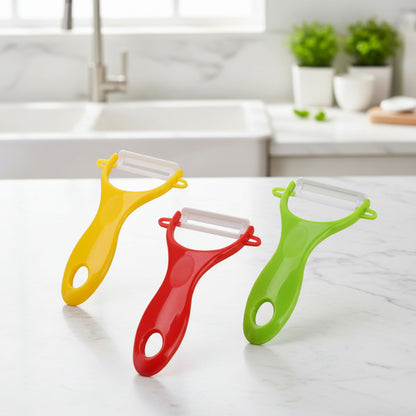 eplucheur carotte trio trois couleur sur comptoir cuisine