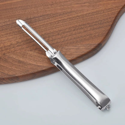 eplucheur droit acier inoxydable sur comptoir cuisine
