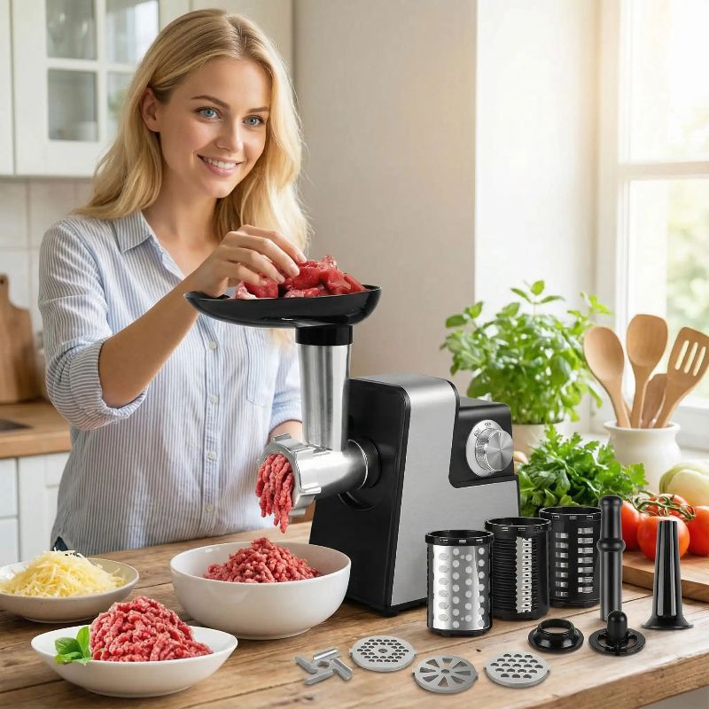 hachoir électrique femme hachant boeuf