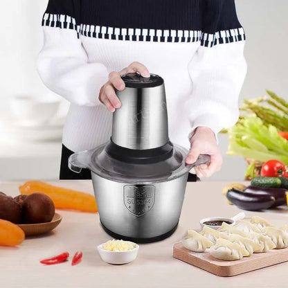 hachoir viande electrique femme activant boutton sans effort