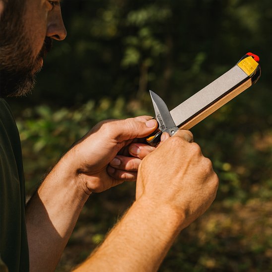 Pierre a aiguiser pour entretien des couteaux sur le terrain