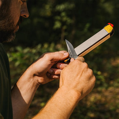 Pierre a aiguiser pour entretien des couteaux sur le terrain