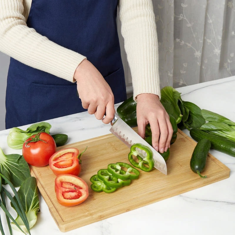 planche à découper bambou femme tranche légumes
