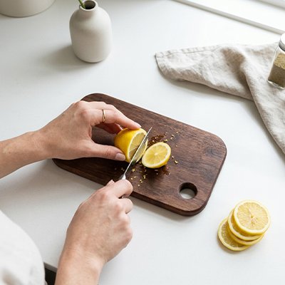 Planche à découper bois dame tranchant citron rapidement