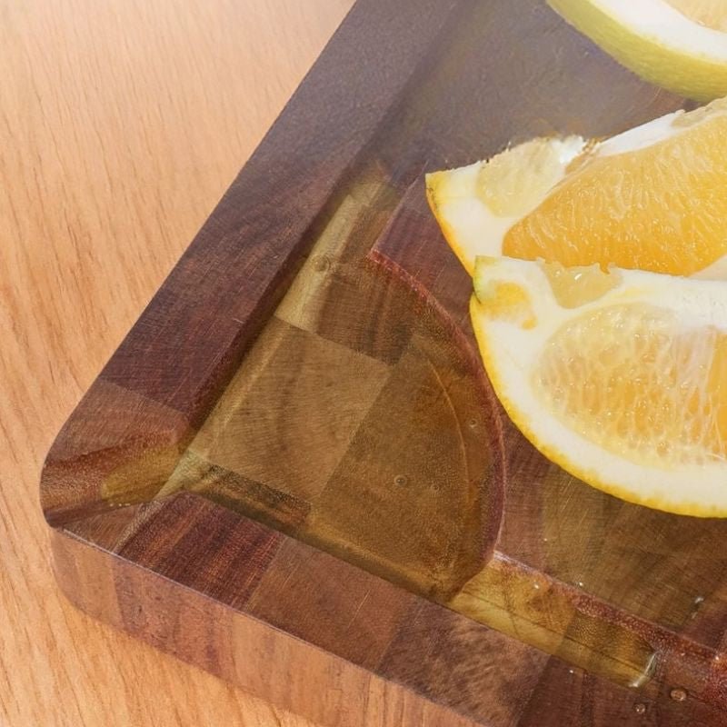 planche à découper bois damier coin arrondi rainure écoulement laissant couler jus