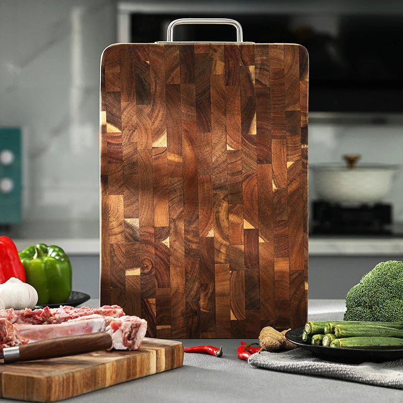 planche à découper damier avec assiette légumes viande