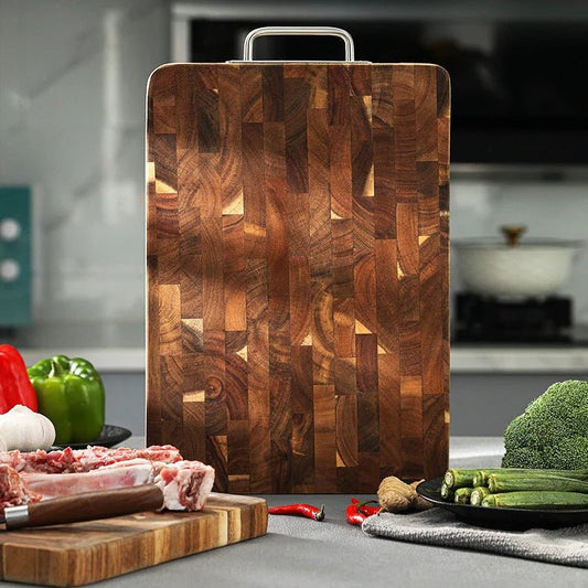 planche à découper damier avec assiette légumes viande