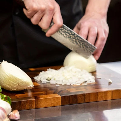 planche à découper damier cuisinier éminçant oignon sur planche découper
