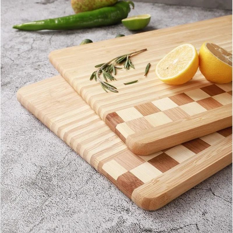 planche a découper damier sur comptoir avec citron