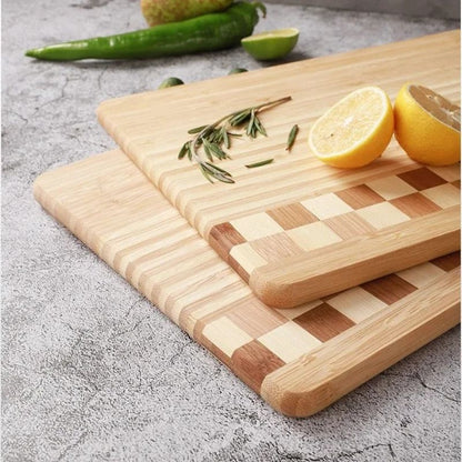 planche a découper damier sur comptoir avec citron