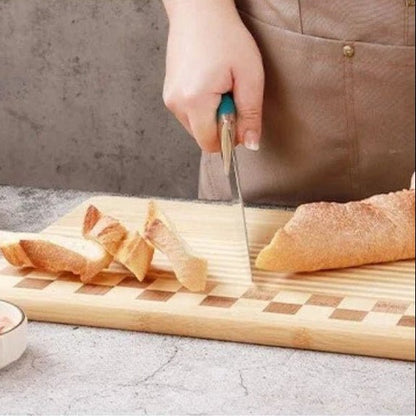 planche a découper damier trancher du pain frais